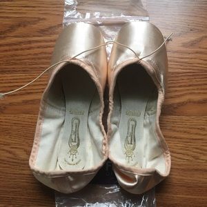Brand New Freed Classic Pointe Shoes - sz. 6xxx